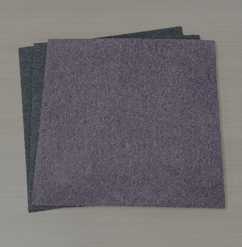 Dalles de moquette violette