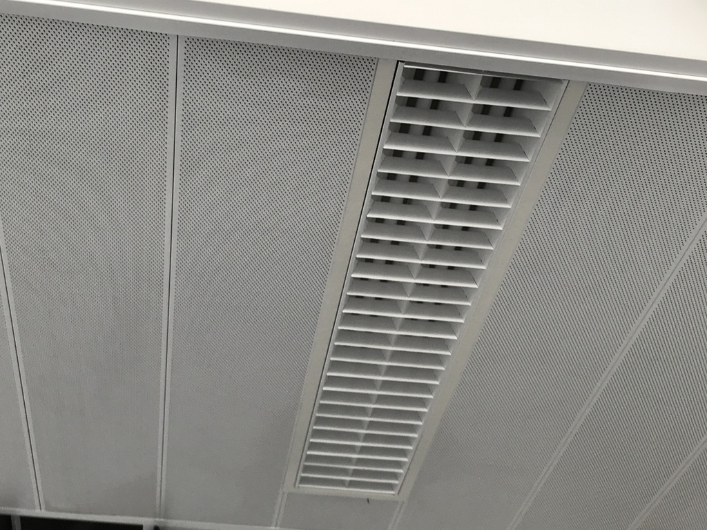 Faux plafond bac acier blanc perforé - lame