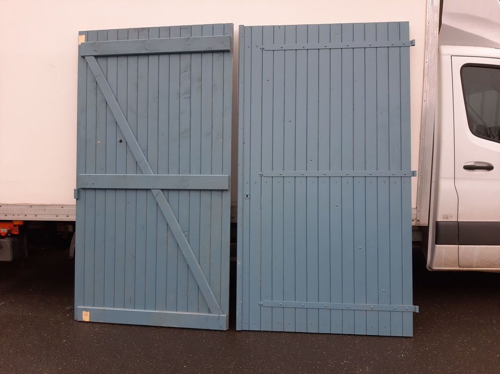 Porte de garage battante en bois (2 vantaux)