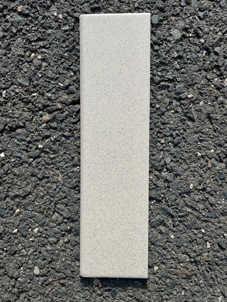 PLINTHE DE CARRELAGE BEIGE TACHETÉ